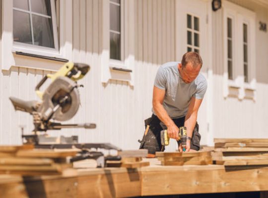 Un charpentier maîtrise parfaitement le travail du bois. En effet, il conçoit et assemble les structures porteuses. Ainsi,