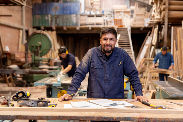 Même si un charpentier sait poser des ouvertures, certaines limites existent. En effet, l’étanchéité reste une étape sensible.