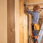 Faut-il un devis détaillé d’un charpentier avant signature ?