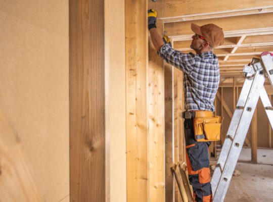 Un charpentier sérieux fournit toujours un devis détaillé. D’abord, ce geste prouve son professionnalisme. Ensuite, il démontre