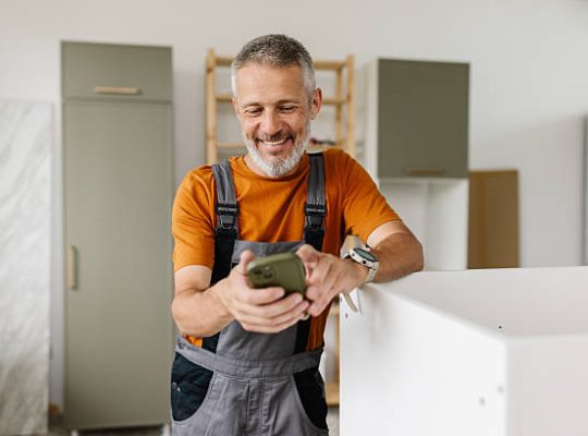 Un diplôme de charpentier garantit la reconnaissance des compétences. En effet, il crédibilise le savoir-faire auprès des clients