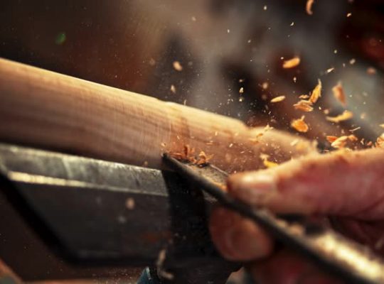 Chaque charpentier doit souscrire une assurance décennale avant tout chantier. D’abord, cette obligation découle directement