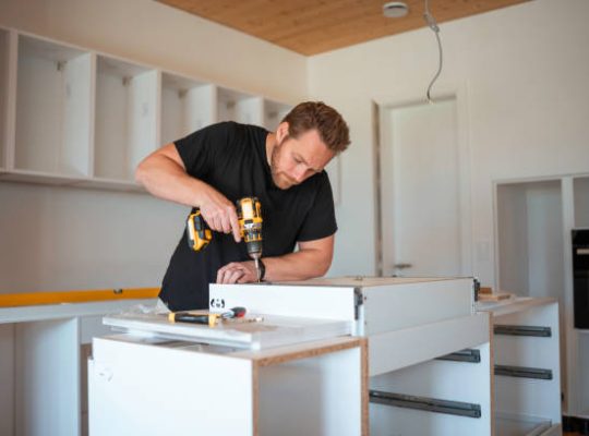 Malgré ses compétences, un charpentier rencontre parfois des limites. D’abord, certains projets nécessitent l’intervention