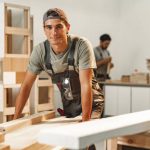 Un charpentier travaille-t-il uniquement sur le bois ?