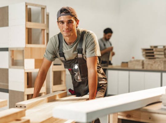 Un charpentier incarne une véritable polyvalence. En effet, il s’adapte aux évolutions constantes de la construction. Ensuite,