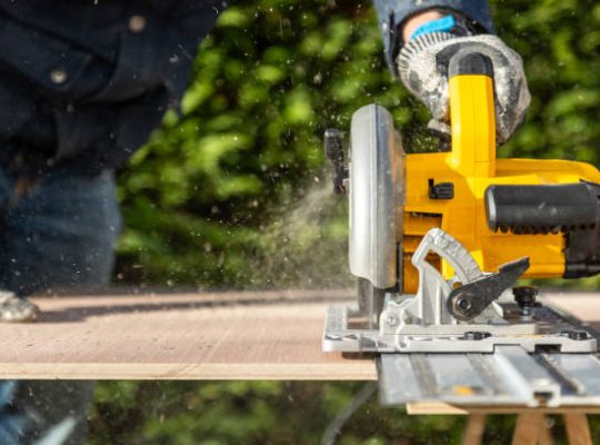 Même avec un bon entretien, certaines réparations nécessitent un professionnel. En effet, un charpentier possède l’expérience