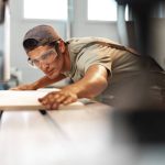 Un charpentier peut-il remplacer des poutres anciennes ?