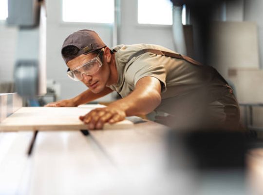 Le remplacement suit plusieurs étapes. Tout d’abord, le charpentier sécurise la zone. Ensuite, il installe des soutiens temporaires.