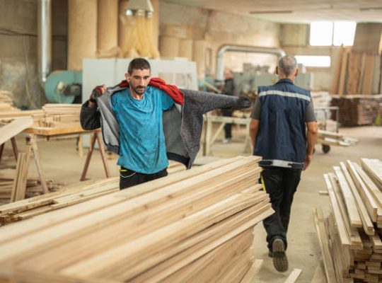 Il existe plusieurs astuces pour réduire le tarif horaire d’un charpentier. D’abord, comparer les devis permet de choisir