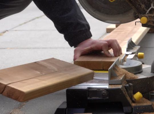 La polyvalence du charpentier profite aux aménagements extérieurs. En effet, il peut concevoir des pergolas, abris ou planchers