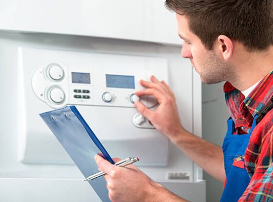 Le chauffagiste installe, entretient et répare les systèmes de chauffage. En effet, il intervient sur les chaudières, les radiateurs