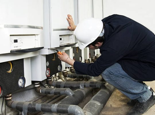 Un chauffagiste installe, entretient et répare les systèmes de chauffage. En effet, il maîtrise les chaudières, radiateurs et réseaux