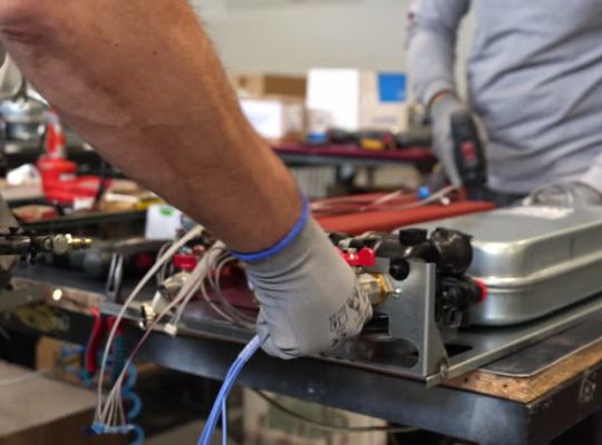 Un chauffagiste installe, entretient et répare les systèmes de chauffage. En effet, il maîtrise les chaudières, les radiateurs et les circuits