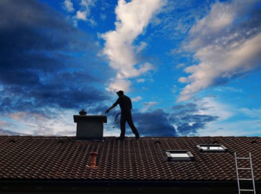 Le ramonage est essentiel pour la sécurité et la performance du chauffage. En effet, un conduit mal entretenu augmente