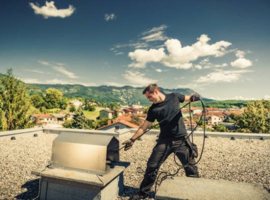 Un ramoneur est un professionnel qualifié pour nettoyer les conduits de fumée. En effet, il assure la sécurité et la performance
