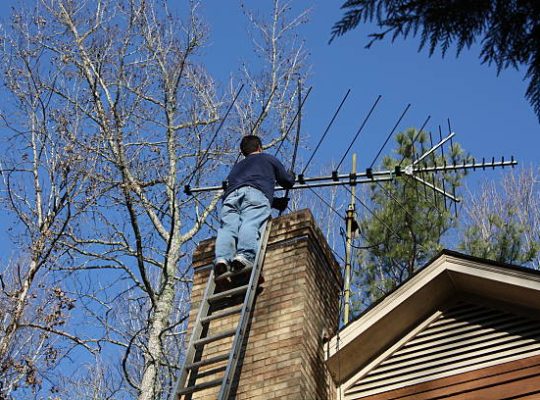 Faire appel à un ramoneur est indispensable pour entretenir votre cheminée. En effet, un conduit encrassé peut provoquer