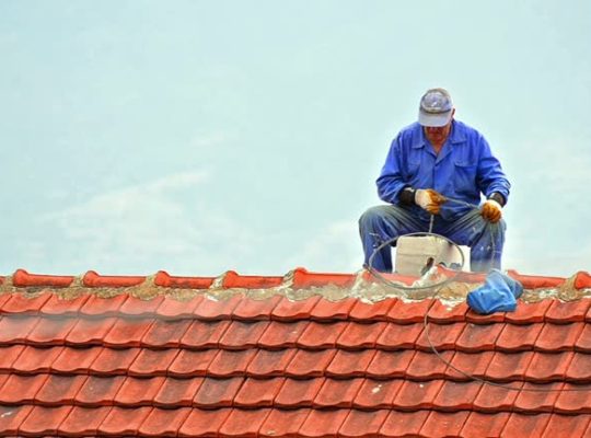 Le ramonage n’est pas seulement une simple formalité. En effet, il assure la sécurité de votre logement. De plus, il réduit les risques