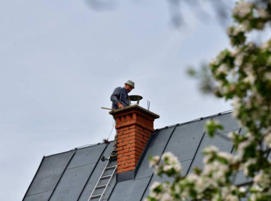 Le ramoneur assure la sécurité des habitations. En effet, il nettoie les conduits de cheminée pour éviter les incendies. De plus,