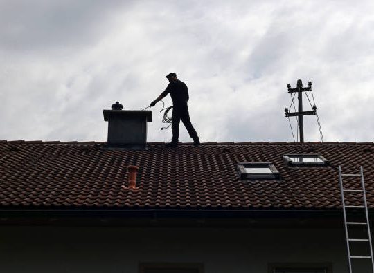 Un ramoneur assure l’entretien des conduits de fumée. En effet, il nettoie les cheminées, les poêles et les chaudières. Ainsi,