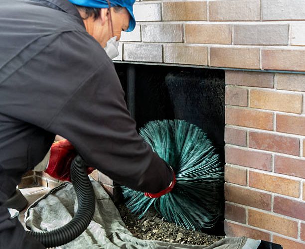 Un ramoneur assure la propreté et la sécurité des conduits de fumée. En effet, il élimine la suie et les dépôts dangereux.