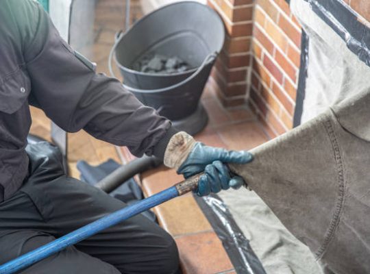 Un ramoneur professionnel connaît parfaitement l’entretien des conduits de fumée. En effet, il maîtrise le ramonage classique.