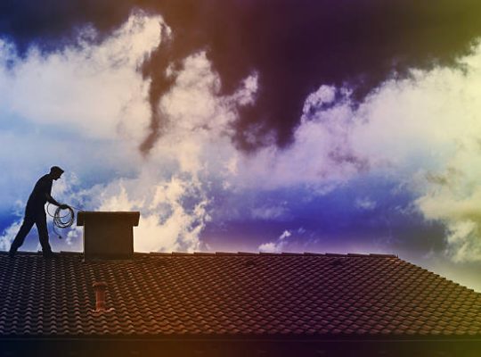 Le ramoneur nettoie les conduits d’évacuation des fumées. En effet, il élimine la suie, le goudron et les dépôts dangereux.