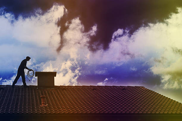 Le ramoneur nettoie les conduits d’évacuation des fumées. En effet, il élimine la suie, le goudron et les dépôts dangereux.