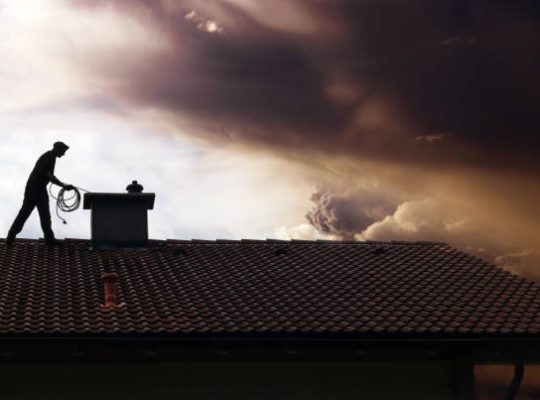 Un ramoneur nettoie les conduits de fumée pour assurer la sécurité des foyers. En effet, il élimine la suie et les dépôts dangereux.