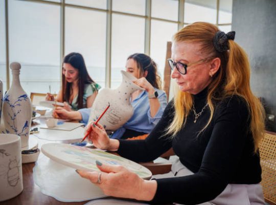 Choisis un peintre décorateur en prenant le temps de chercher son nom en ligne. Ainsi. Regarde les avis publics sur les plateformes