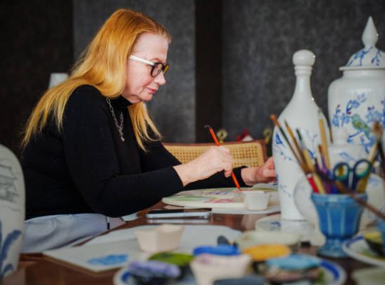 Un peintre décorateur possède souvent une expertise précieuse concernant les finitions traditionnelles. De plus, il connaît