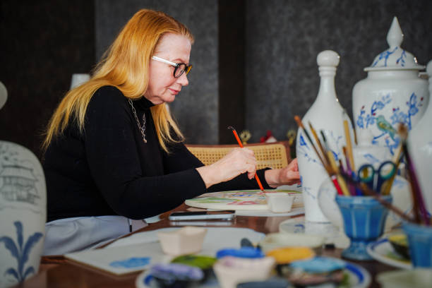 Un peintre décorateur possède souvent une expertise précieuse concernant les finitions traditionnelles. De plus, il connaît