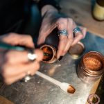 Un peintre décorateur peut-il travailler sur plafonds ?