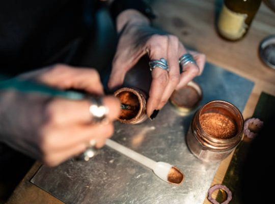 Un peintre décorateur crée des ambiances uniques dans chaque espace. Ainsi. Il prépare soigneusement les surfaces avant