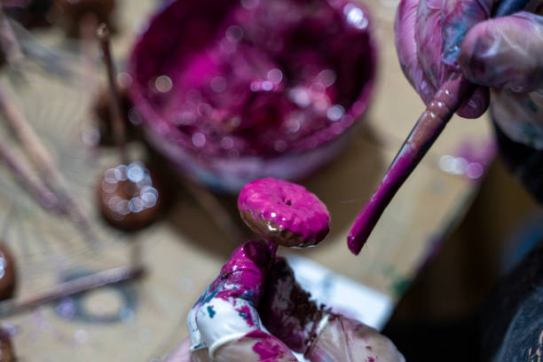 Le peintre décorateur intervient pour valoriser les surfaces intérieures. De plus. Il applique peintures, revêtements muraux