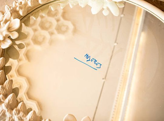 Un peintre décorateur maîtrise les techniques décoratives. Ainsi. Il ajoute du style aux murs et aux plafonds. De plus.