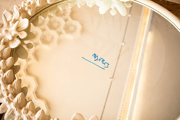 Un peintre décorateur maîtrise les techniques décoratives. Ainsi. Il ajoute du style aux murs et aux plafonds. De plus.