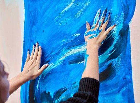 Un peintre classique applique la peinture sur les murs. Ainsi, il suit souvent des directives simples. Ensuite, il respecte les matériaux