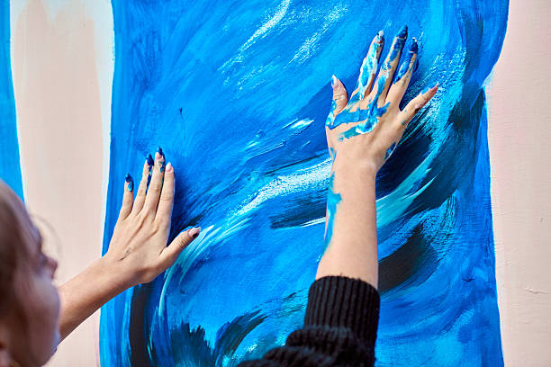 Un peintre classique applique la peinture sur les murs. Ainsi, il suit souvent des directives simples. Ensuite, il respecte les matériaux