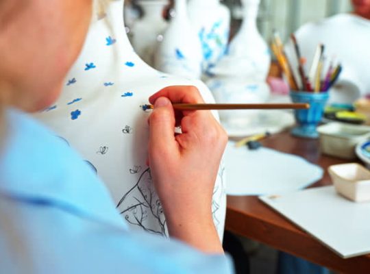 Un peintre décorateur explique que l’harmonie des couleurs dépend de l’équilibre entre teintes chaudes et froides. De plus,