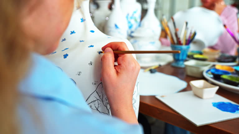 Un peintre décorateur explique que l’harmonie des couleurs dépend de l’équilibre entre teintes chaudes et froides. De plus,