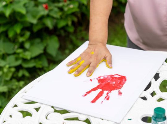 Un peintre décorateur utilise de nombreuses peintures adaptées. Ainsi. Il choisit des peintures acryliques pour sécher vite.
