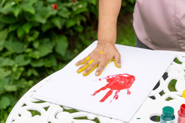 Un peintre décorateur utilise de nombreuses peintures adaptées. Ainsi. Il choisit des peintures acryliques pour sécher vite.