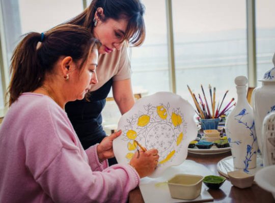 Un peintre décorateur intervient souvent dans les hôtels. De plus, il crée une atmosphère adaptée. En effet, chaque établissement