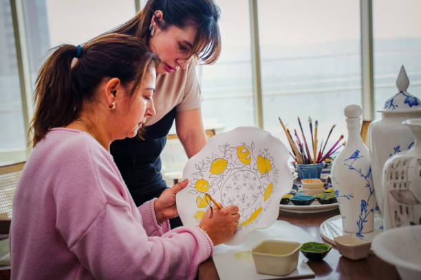 Un peintre décorateur intervient souvent dans les hôtels. De plus, il crée une atmosphère adaptée. En effet, chaque établissement