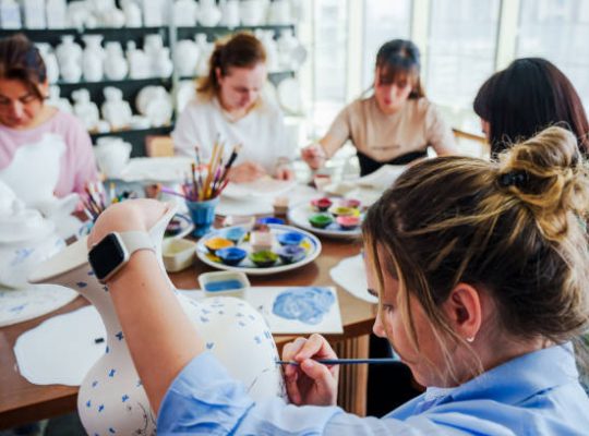 Un peintre décorateur maîtrise des techniques décoratives variées. Ainsi. Il sait travailler sur des surfaces très différentes.