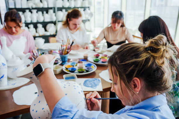 Un peintre décorateur maîtrise des techniques décoratives variées. Ainsi. Il sait travailler sur des surfaces très différentes.