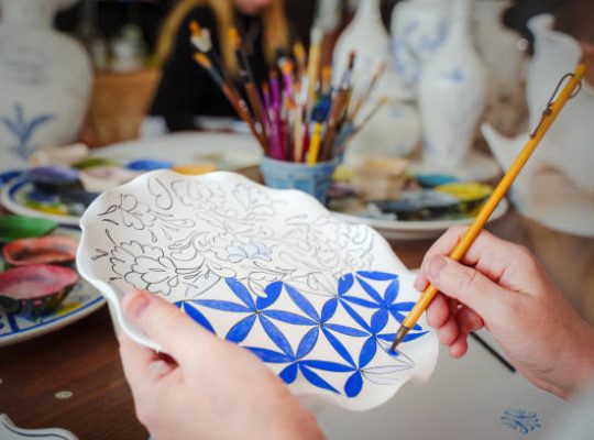 Un peintre décorateur transforme les espaces avec créativité ainsi. Il étudie les couleurs pour valoriser chaque pièce