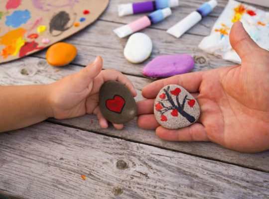 Un peintre décorateur présente généralement un délai de deux à quatre semaines après signature. De plus, cela dépend