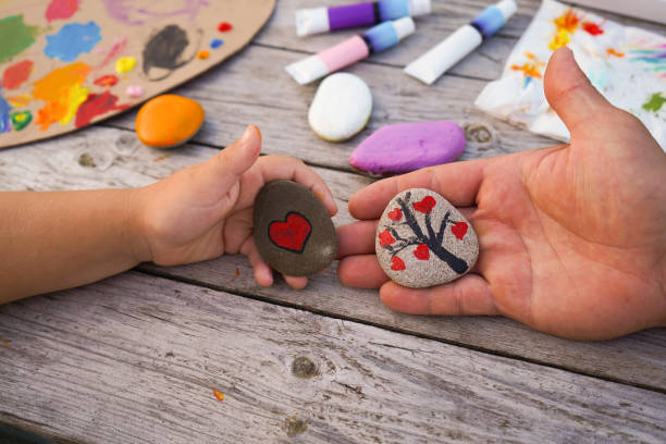 Un peintre décorateur présente généralement un délai de deux à quatre semaines après signature. De plus, cela dépend