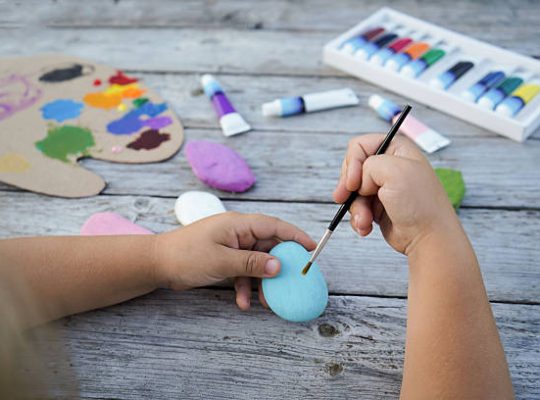 Trouver un peintre décorateur local demande une vraie attention aux détails. En effet, le choix influence durablement l’esthétique